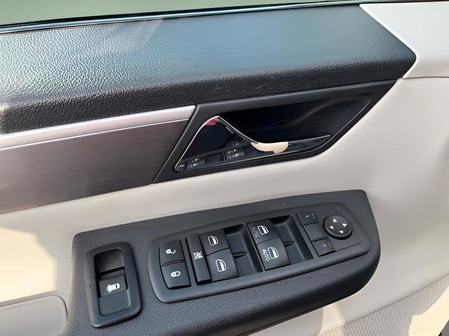 2013 Volkswagen Routan SE w/RSE & Navigation