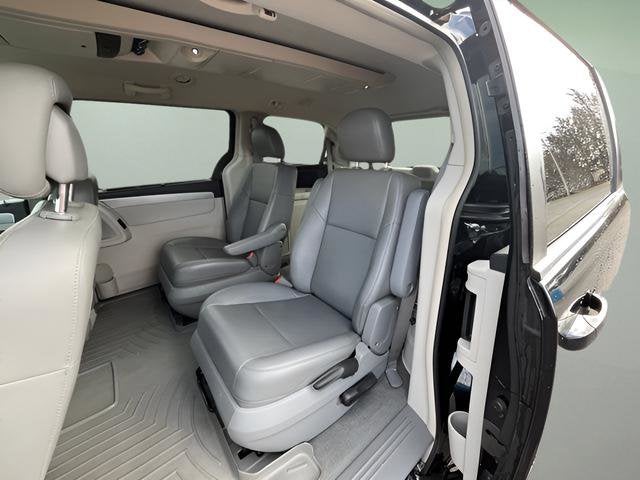 2013 Volkswagen Routan SE w/RSE & Navigation