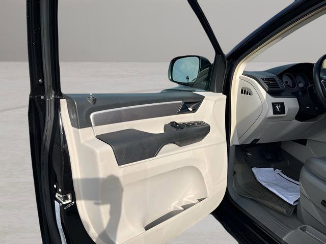 2013 Volkswagen Routan SE w/RSE & Navigation