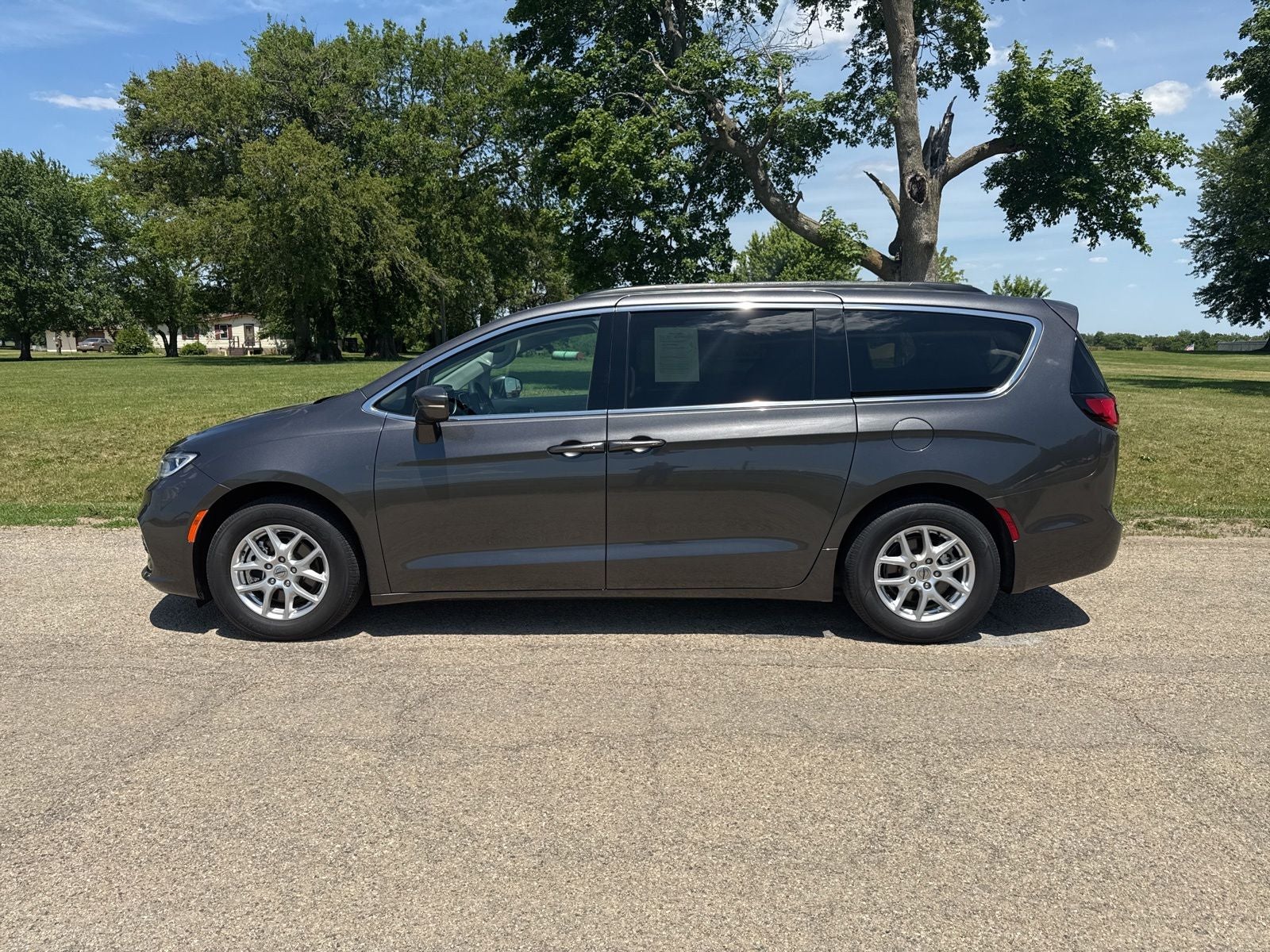 2022 Chrysler Pacifica Touring L's photo