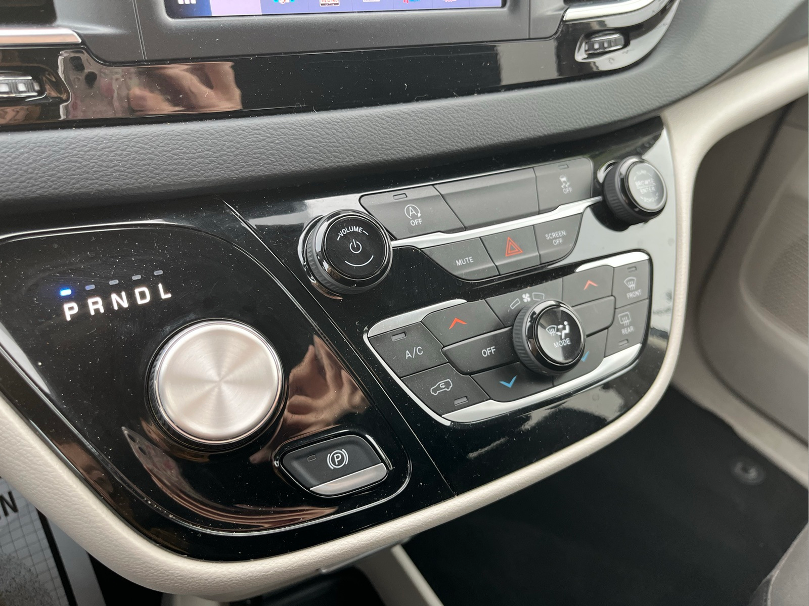 2023 Chrysler Voyager LX